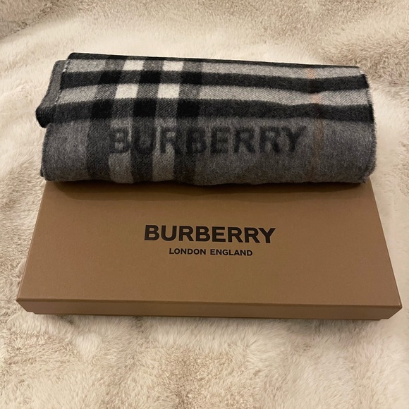 Burberry Contrast Check Cashmere Scarf - Picture 3 of 10